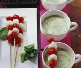 Kartoffel-Basilikum-Suppe mit Mini Tomaten-Mozzarella-Spieß