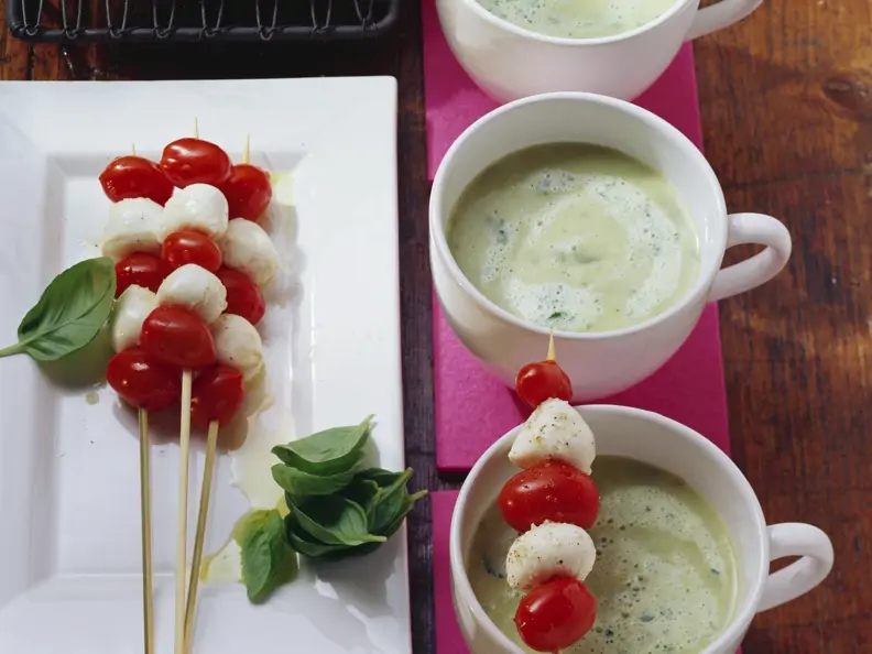 Kartoffel-Basilikum-Suppe mit Mini Tomaten-Mozzarella-Spieß