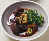 Hirschgulasch mit Wirsinggemüse und Steinpilzen