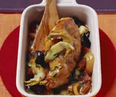 Geschmortes Kaninchen mit scharfer Wurst und Artischocken