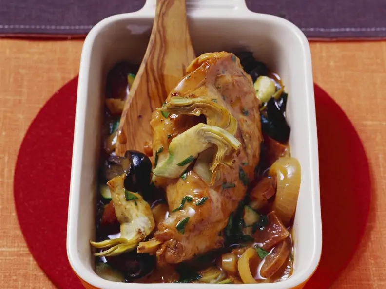Geschmortes Kaninchen mit scharfer Wurst und Artischocken
