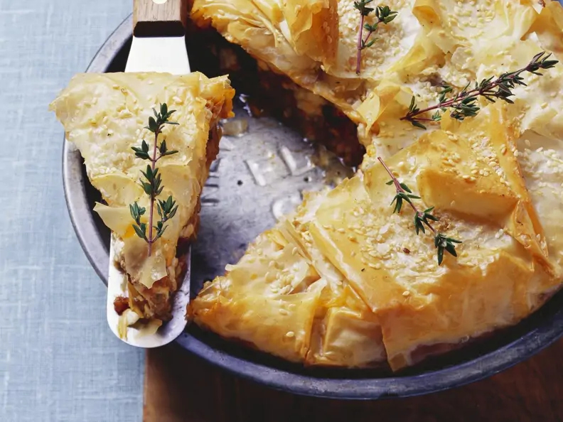 Pastete aus Filoteig mit Lammhack, Feta und Sultaninen
