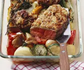 Entrecote mit Zwiebelhaube und gebackenem Gemüse