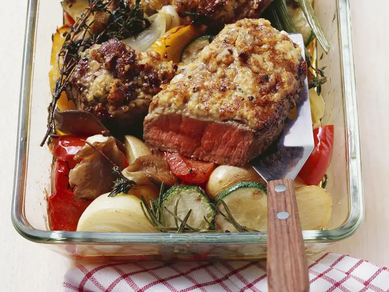 Entrecote mit Zwiebelhaube und gebackenem Gemüse