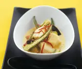 Currysuppe mit Anglerfisch und Okraschoten