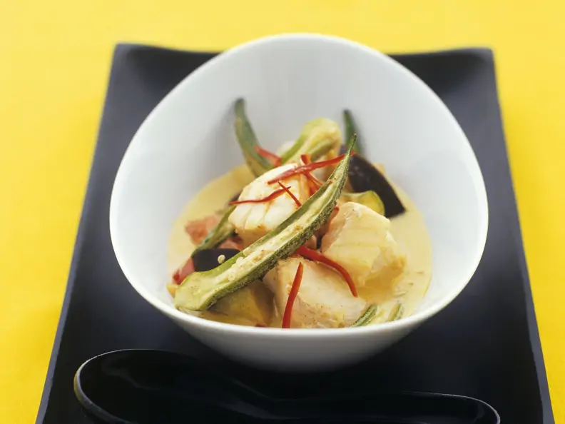 Currysuppe mit Anglerfisch und Okraschoten