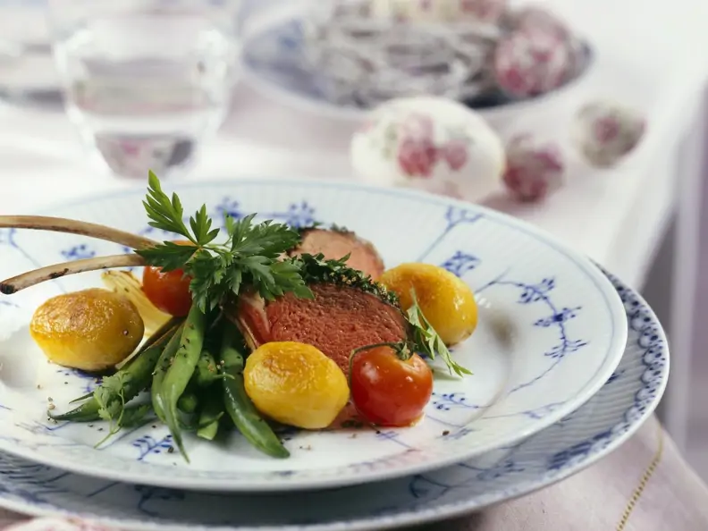 Lammchops mit Kartoffeln, Bohnengemüse und Tomaten