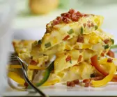Tortilla mit Paprika und Salami