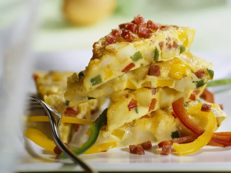 Tortilla mit Paprika und Salami