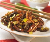 Chinesische Schweinefleischpfanne mit Morcheln und Porree