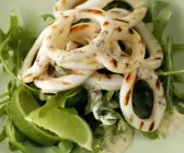 Gegrillte Tintenfischringe mit Rucola