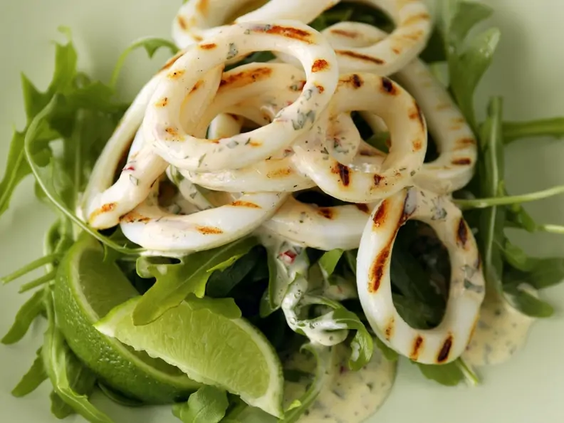 Gegrillte Tintenfischringe mit Rucola