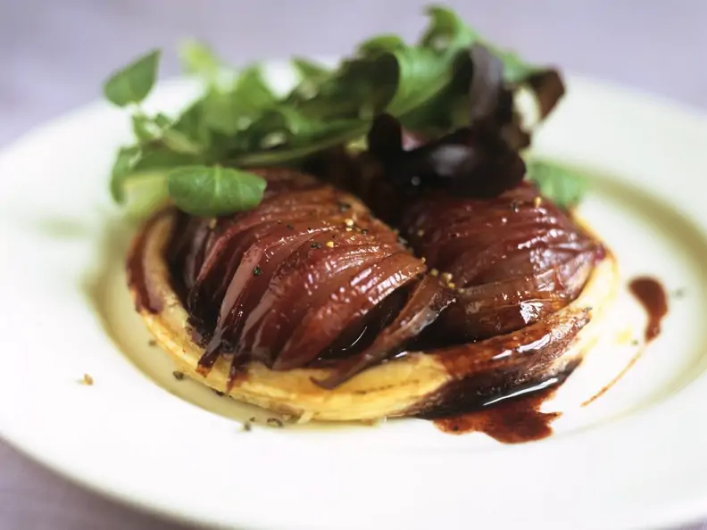 Kleine Tarte mit roter Zwiebel