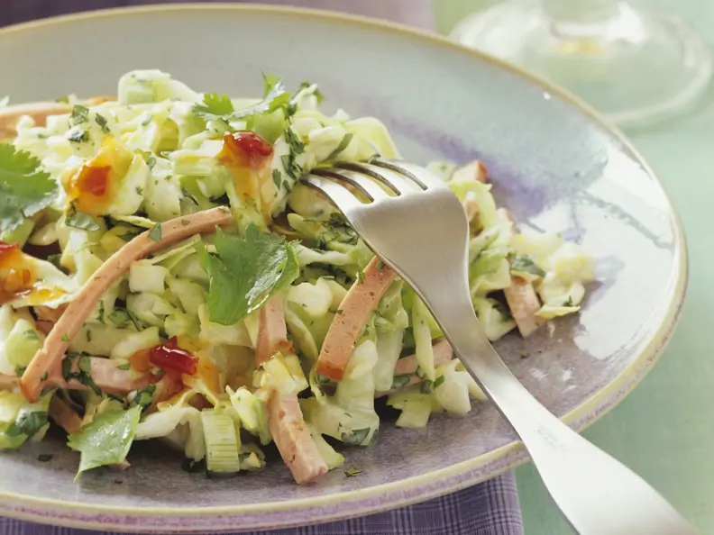 Spitzkohlsalat mit Leberkäse