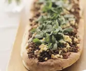 Vollkornfladenbrot mit Lammhack, Feta und Petersilie