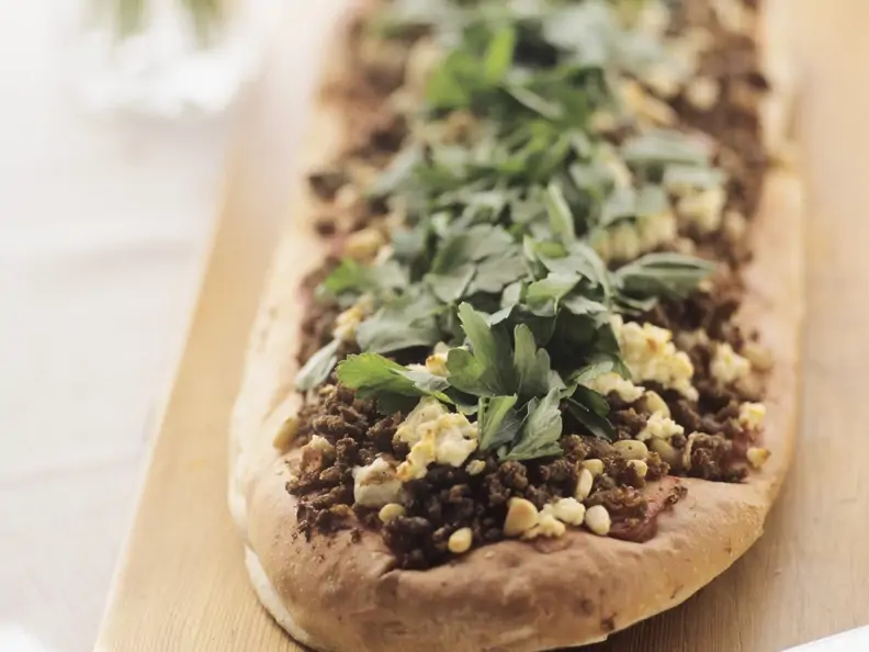 Vollkornfladenbrot mit Lammhack, Feta und Petersilie