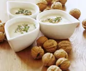 Cremige Kartoffelsuppe mit Walnusspesto