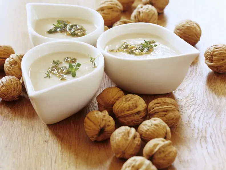 Cremige Kartoffelsuppe mit Walnusspesto