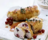 Putenroularde mit Johannisbeer-Füllung