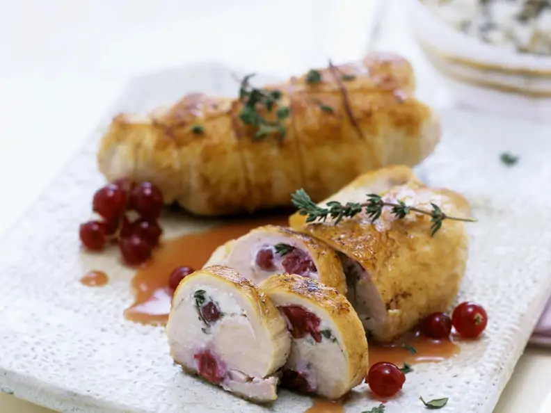 Putenroularde mit Johannisbeer-Füllung