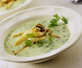 Spargel-Petersilien-Suppe mit gebratenem Spargel