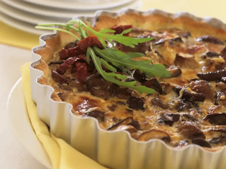 Quiche mit Pilzen und getrockneten Tomaten