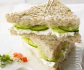 Frischkäse-Gurken-Sandwich