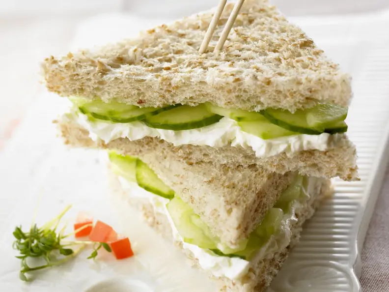 Frischkäse-Gurken-Sandwich