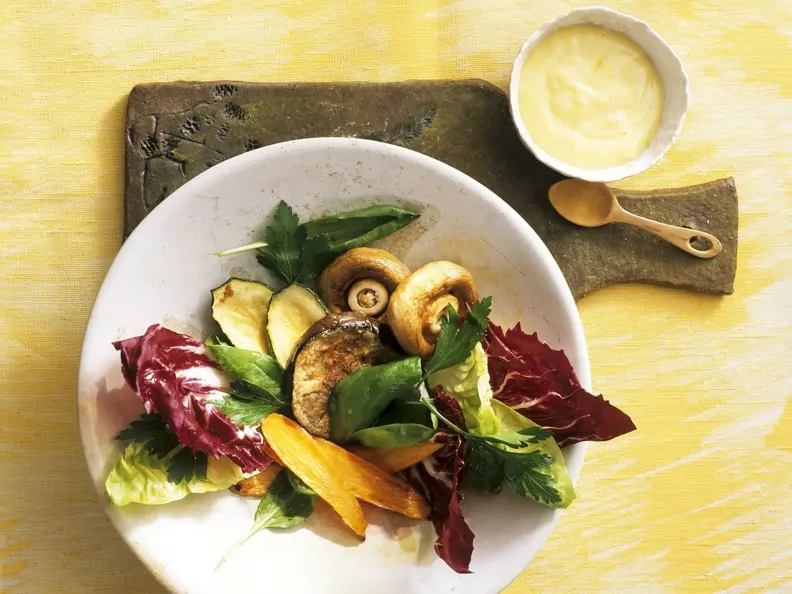 Salat mit gebackenem Gemüse und Aioli