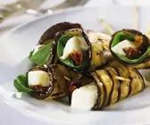 Auberginenrollen mit Käse gefüllt