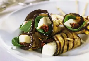 Auberginenrollen mit Käse gefüllt