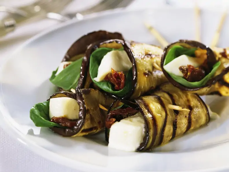 Auberginenrollen mit Käse gefüllt