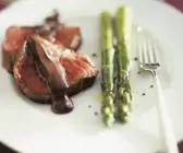 Rinderfilet mit Schokoladensoße und Spargel