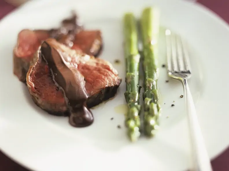 Rinderfilet mit Schokoladensoße und Spargel