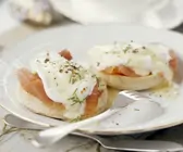 Eier Benedict mit geräuchertem Lachs