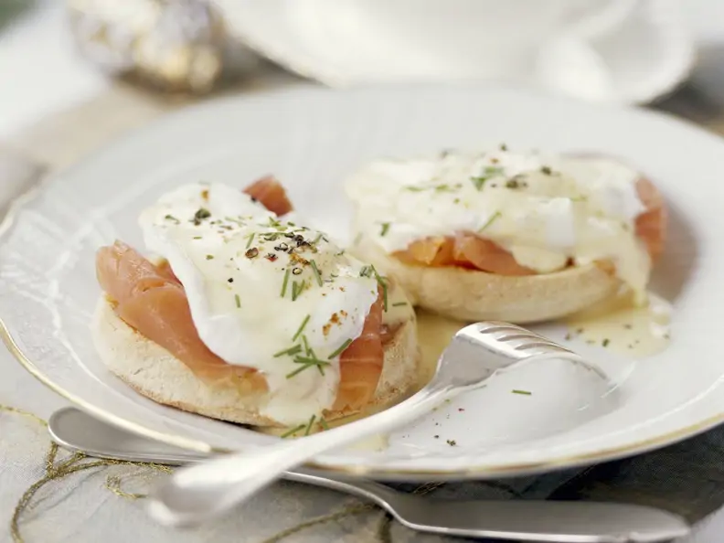 Eier Benedict mit geräuchertem Lachs
