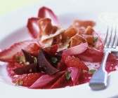 Rote Bete-Rhabarber-Salat mit Parmaschinken