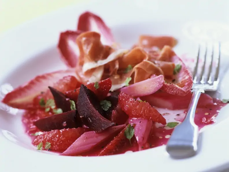 Rote Bete-Rhabarber-Salat mit Parmaschinken