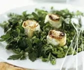 Erbsen-Bohnen-Salat mit Kräutern und gebackenem Ziegenkäse