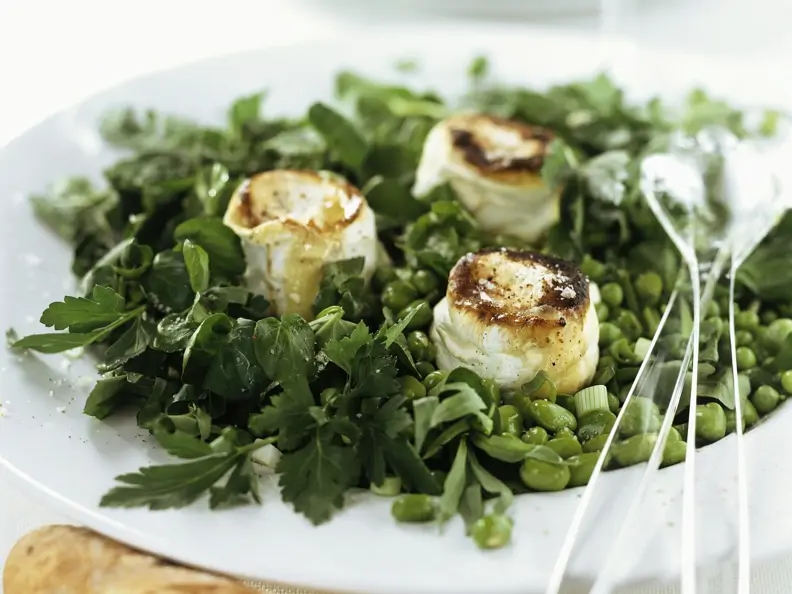 Erbsen-Bohnen-Salat mit Kräutern und gebackenem Ziegenkäse