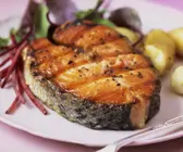 Lachssteak vom Grill mit Kartoffeln