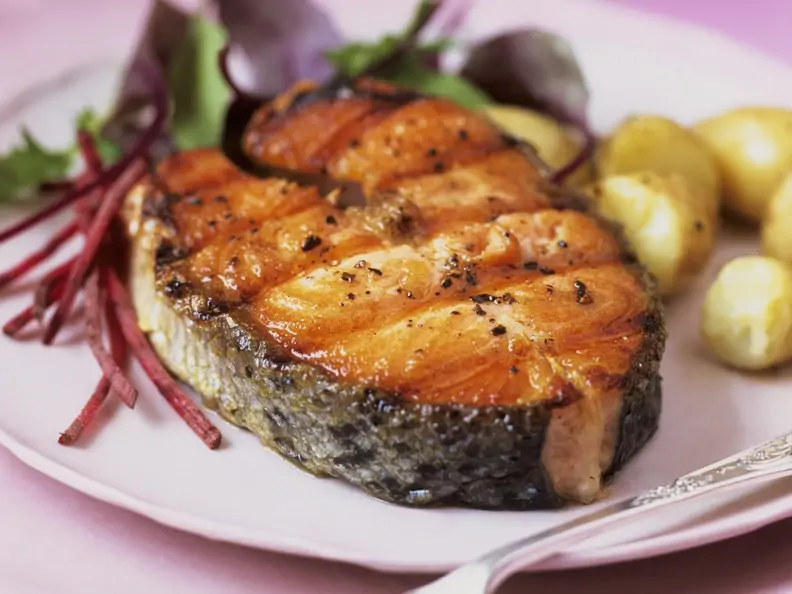 Lachssteak vom Grill mit Kartoffeln
