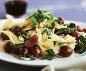 Pastasalat mit Weintrauben und Zwiebeln