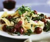Pastasalat mit Weintrauben und Zwiebeln