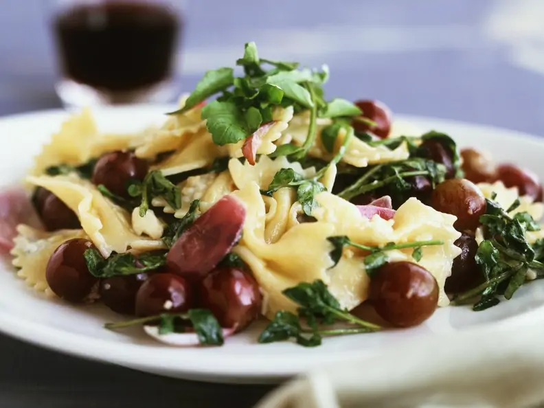 Pastasalat mit Weintrauben und Zwiebeln
