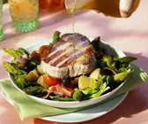 Gebratenes Thunfischsteak mit Gemüsesalat