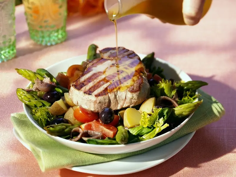 Gebratenes Thunfischsteak mit Gemüsesalat
