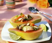 Gefüllte Papaya mit Makrele, Gurke und Kirschtomaten