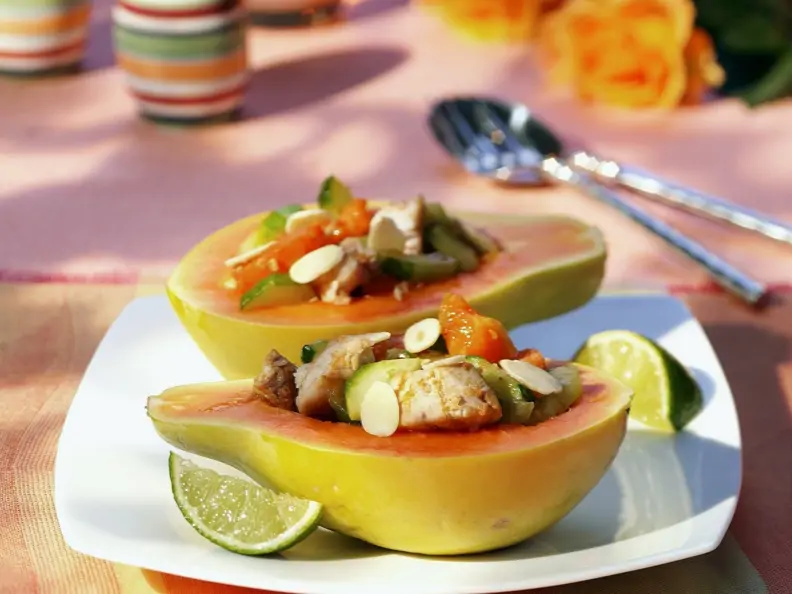 Gefüllte Papaya mit Makrele, Gurke und Kirschtomaten