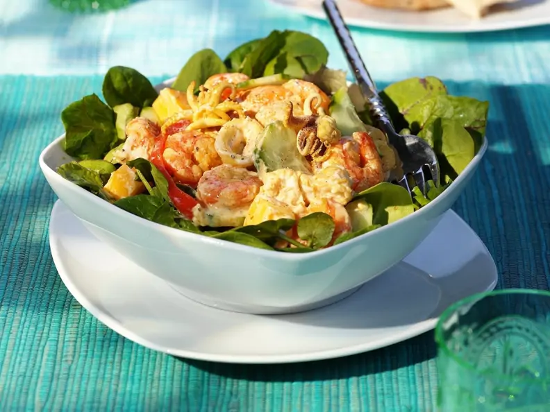 Meeresfrüchtesalat mit Obst und Currysoße